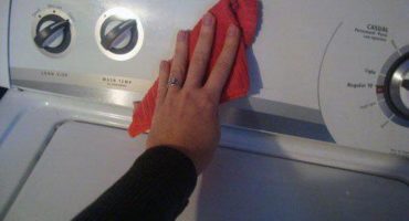 Kā notīrīt veļas mašīnu ar soda un etiķi no smakas un netīrumiem