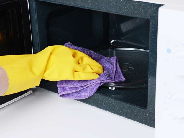 Συνδέστε το φούρνο μικροκυμάτων κάτω από ένα ντουλάπι τοίχου ή ράφι