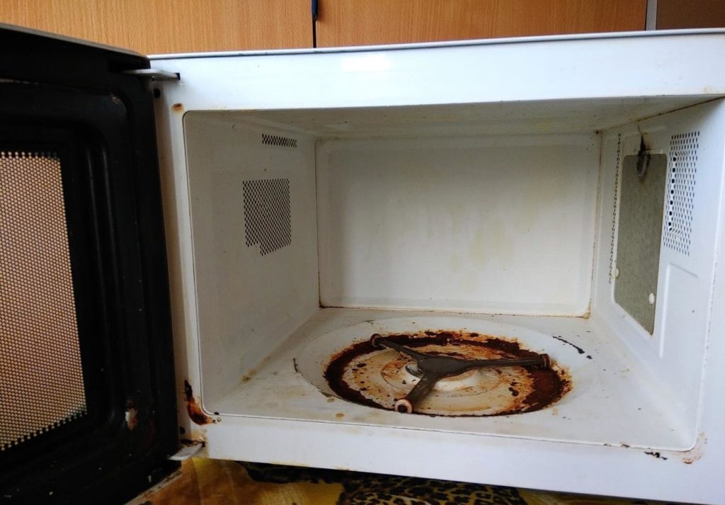 El microondas en el interior está oxidado: qué hacer y cuáles son las consecuencias del uso prolongado del dispositivo con óxido