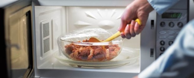 Πώς να επαναφέρετε το σμάλτο μέσα σε ένα φούρνο μικροκυμάτων και είναι επιβλαβές να χρησιμοποιείτε φούρνο μικροκυμάτων με ζημιά