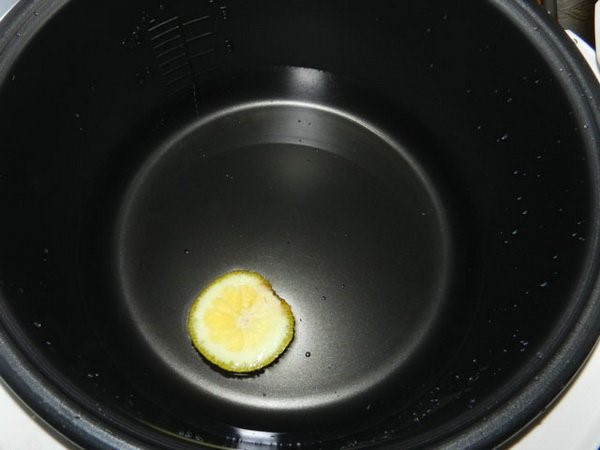 Hoe de geuren van een nieuwe multikoker en na het koken te verwijderen - handige tips
