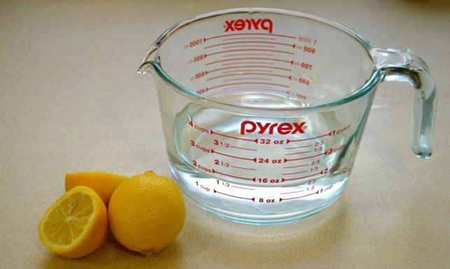 Een magnetron schoonmaken met citroen