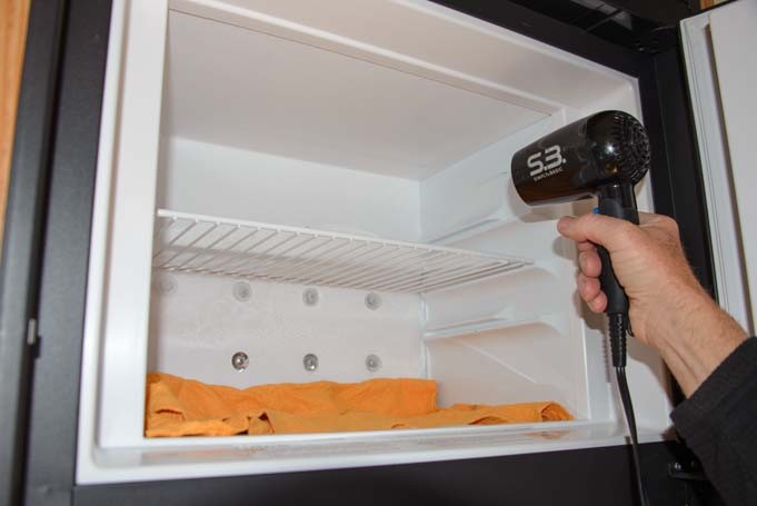 Comment décongeler rapidement et correctement un congélateur et que faire des aliments pendant la décongélation