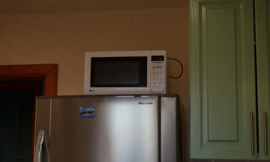 Mikrobølgeovn i køkkenet - overnatningsmuligheder (foto) og en gør-det-selv-beslag