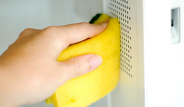 Πώς να καθαρίσετε ένα φούρνο μικροκυμάτων με λεμόνι