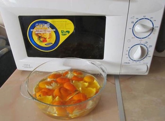 Cómo limpiar un microondas con limón.