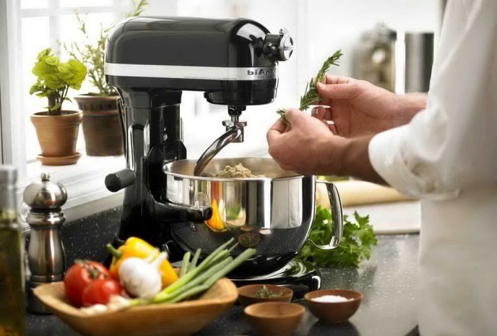 Robot culinaire ou mixeur - quel est le meilleur choix? Différences, avantages et inconvénients de la moissonneuse-batteuse et du mélangeur