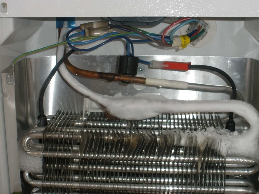 Cómo llenar el refrigerador con freón en casa: los materiales necesarios y las etapas de trabajo