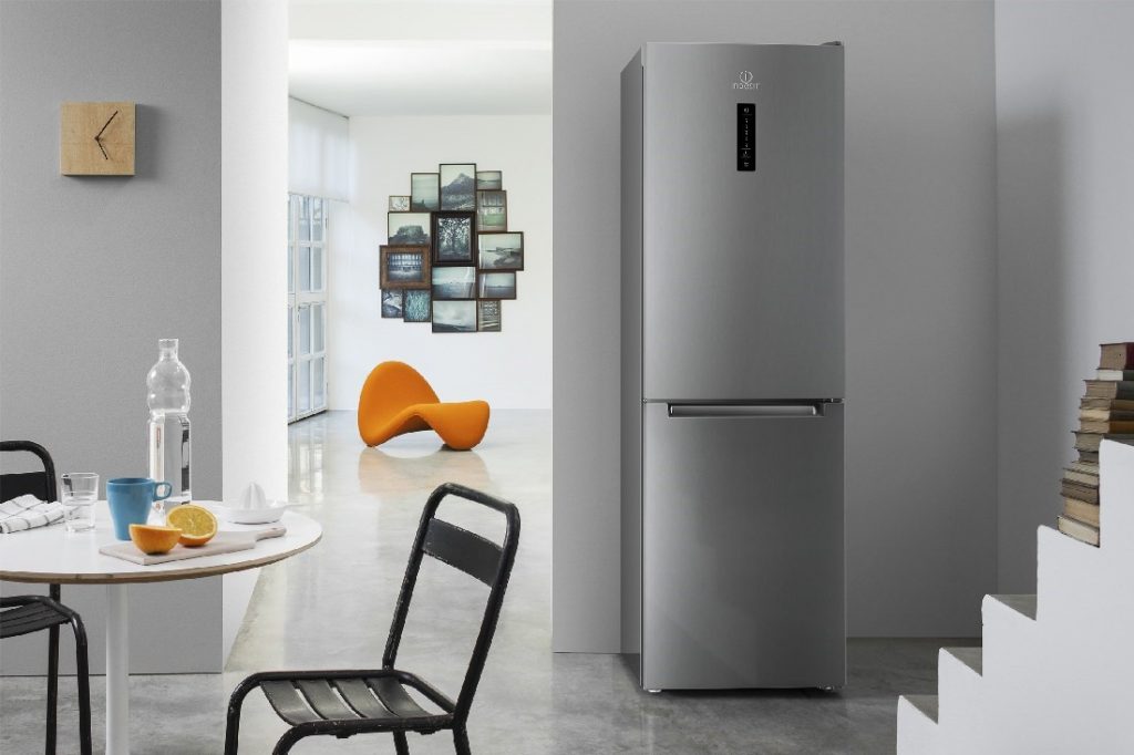 Hur mycket ska ett kylskåp stå efter transport - när och hur man sätter på ett nytt kylskåp