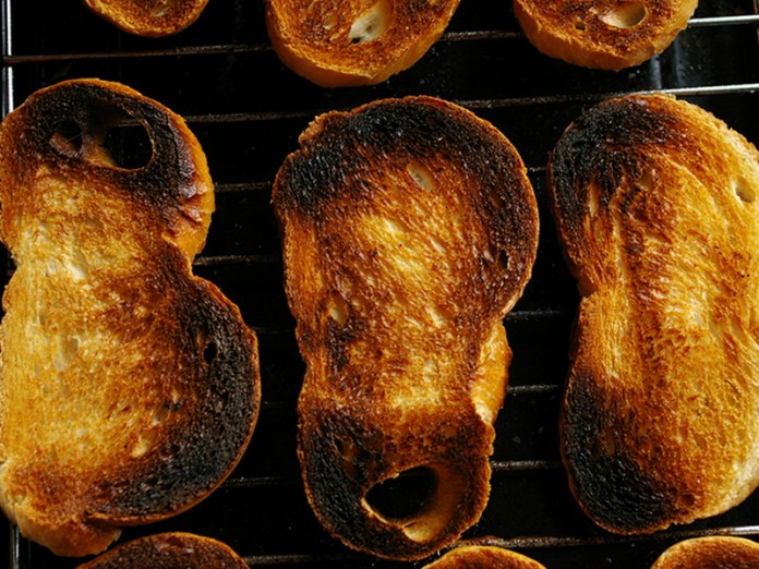 Jak umyć toster wewnątrz z okruchów i sadzy