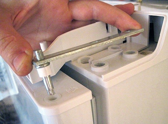 Hur man byter kylskåpsdörren till andra sidan i olika modeller - nödvändiga verktyg och instruktioner