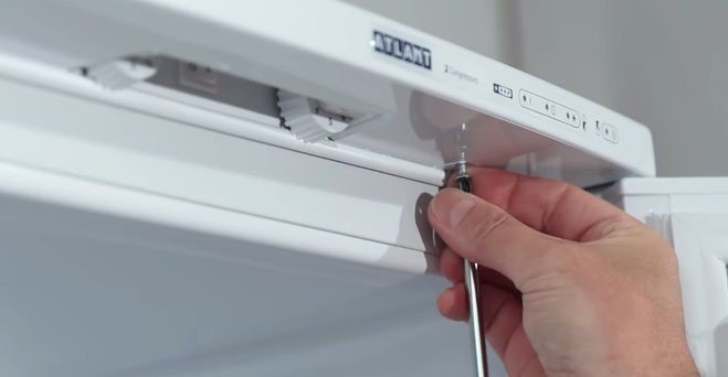 Instructies: hoe u de bovenklep van de koelkast met uw eigen handen verwijdert en wat hiervoor nodig is