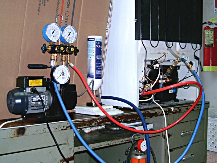 Hoe de koelkast thuis met freon te vullen: de benodigde materialen en werkfasen