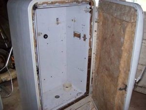 Hur man gör ett varmt och kallt rökt rökhus från ett gammalt kylskåp med egna händer: instruktioner och funktioner på enheten