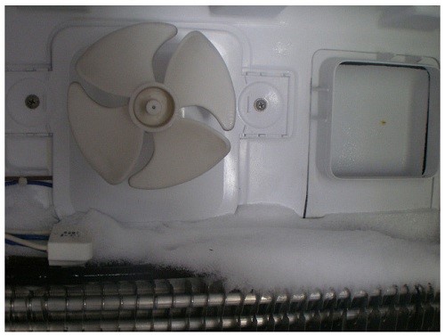 De compressor werkt, maar de koelkast bevriest niet en andere problemen met de werking van de koelkast en hun eliminatie. Bevriezingsregels
