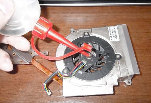 Comment et quoi lubrifier les ventilateurs de différents types - instructions étape par étape