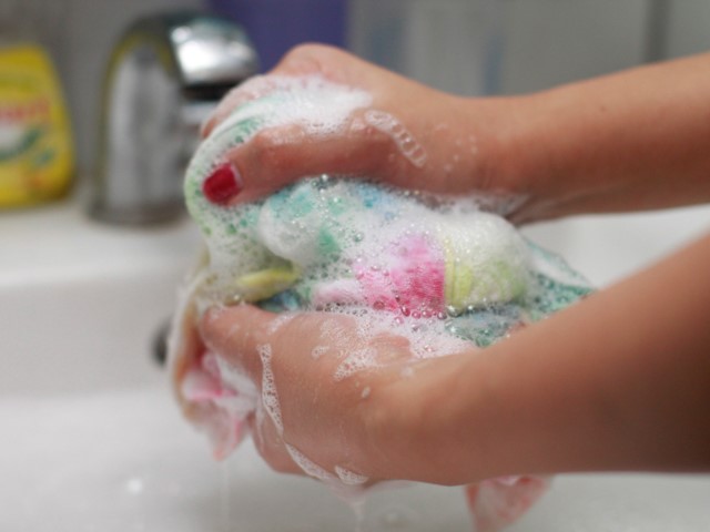 Οδηγίες: πώς να πλένετε και να λευκαίνετε τις πετσέτες κουζίνας με φούρνο μικροκυμάτων και κανόνες ασφαλείας