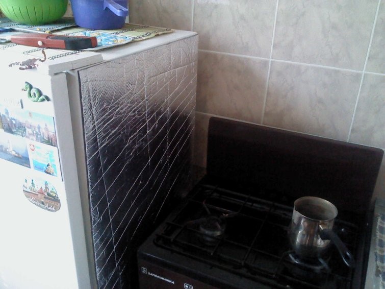 Как да предпазите хладилника от пренапрежения на тока и от въздействието на близката готварска печка - доказани методи