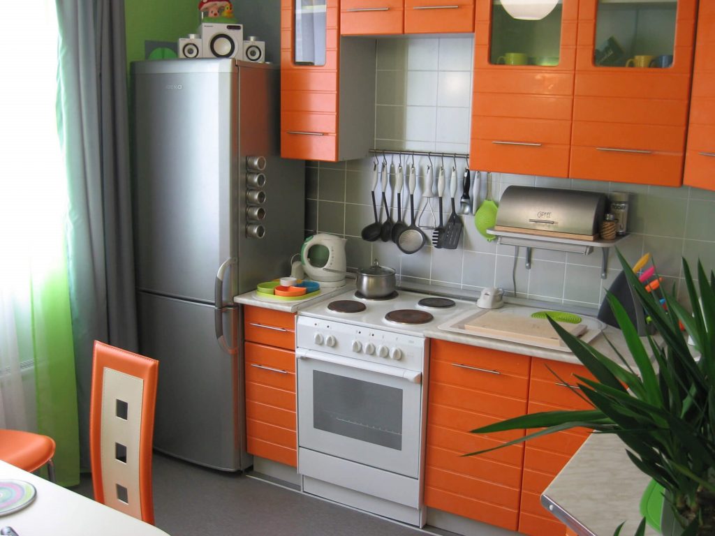 Cómo proteger el refrigerador de sobretensiones y de los efectos de una cocina cercana: métodos probados