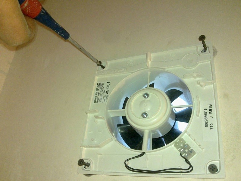 De ventilator maakt geluid of zoemt - waarom hij geluid begon te maken en hoe hij het geluid van de ventilator kon verminderen