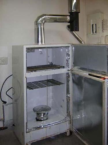 Πώς να φτιάξετε ένα ζεστό και κρύο καπνιστό καπνό από ένα παλιό ψυγείο με τα χέρια σας: οδηγίες και χαρακτηριστικά της συσκευής