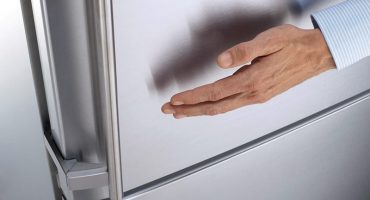 Algoritme van acties: hoe het handvat van de koelkast te verwijderen