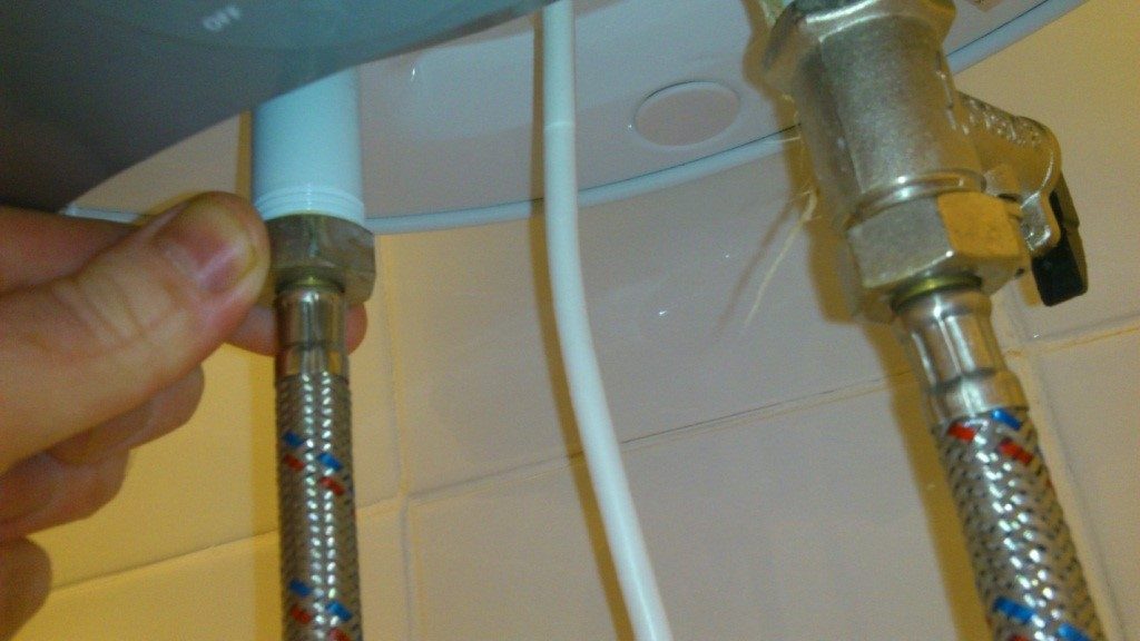 Sådan installeres og tilsluttes kedlen korrekt til vandforsynings- og strømnet i lejligheden eller huset