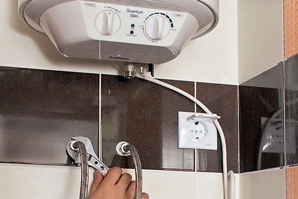 Hur du installerar och ansluter pannan ordentligt till vattenförsörjnings- och elnätet i lägenheten eller huset