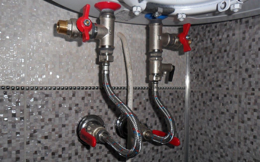 Hoe de ketel correct te installeren en aan te sluiten op de watertoevoer- en stroomnetwerken in het appartement of huis