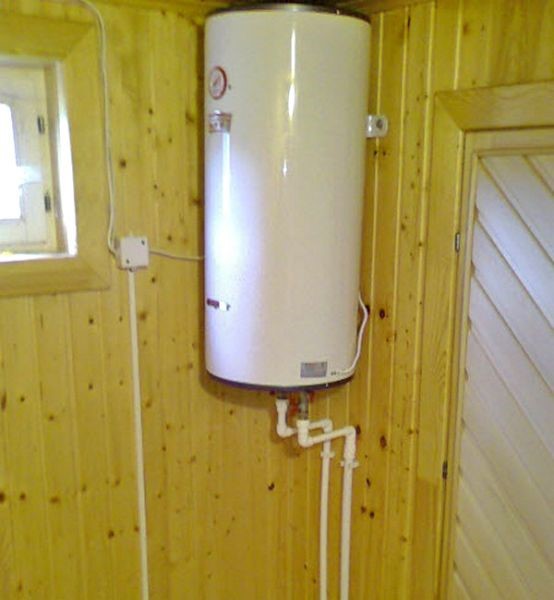 Sådan installeres og tilsluttes kedlen korrekt til vandforsynings- og strømnet i lejligheden eller huset