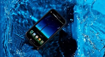 ¿Qué hacer si un teléfono inteligente cae al agua?