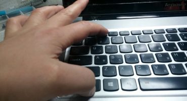 Wpisywanie znaków interpunkcyjnych na klawiaturze laptopa