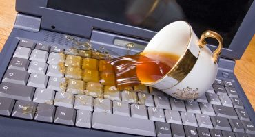 Hvad skal man gøre, hvis man spilder te på et bærbart tastatur