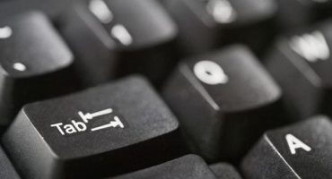 Ubicación del botón de tabulación en el teclado del portátil