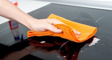Jak i jak myć kuchenkę indukcyjną ze złogów węgla