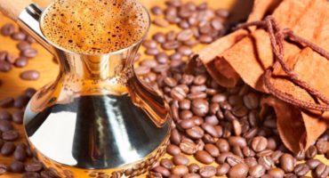 Granskning: geyser kaffemaskin eller Turk - vilket är bättre?