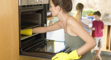 Καθαρίστε το φούρνο στο σπίτι από αποθέσεις λίπους και άνθρακα