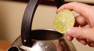 Làm thế nào để làm sạch ấm từ vôi với axit citric?
