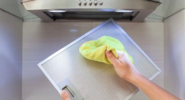 Przegląd: jak czyścić okap i kratkę tłuszczu w kuchni