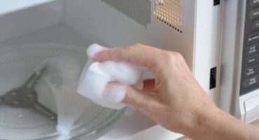 Una forma rápida de limpiar su microondas con productos probados