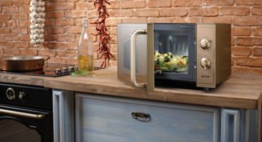 Mikrovågsugn i köket - boendealternativ (foto) och en gör-det-själv-konsol