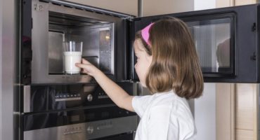 Mikrobølgeovn på køleskabet - kan jeg sætte det?