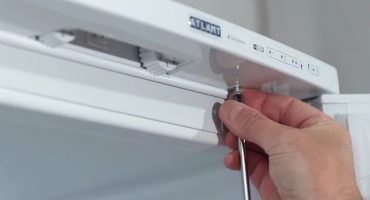 Jak odstranit horní kryt chladničky sami