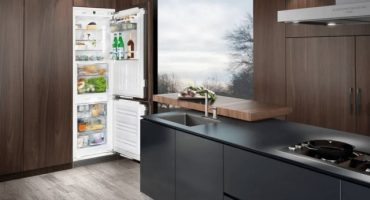 Vad är skillnaden mellan ett inbyggt kylskåp och ett vanligt kylskåp?