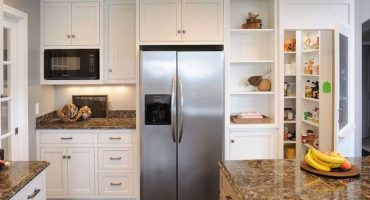 Varför skrikar kylskåpet med dörren stängd och hur man löser problemet